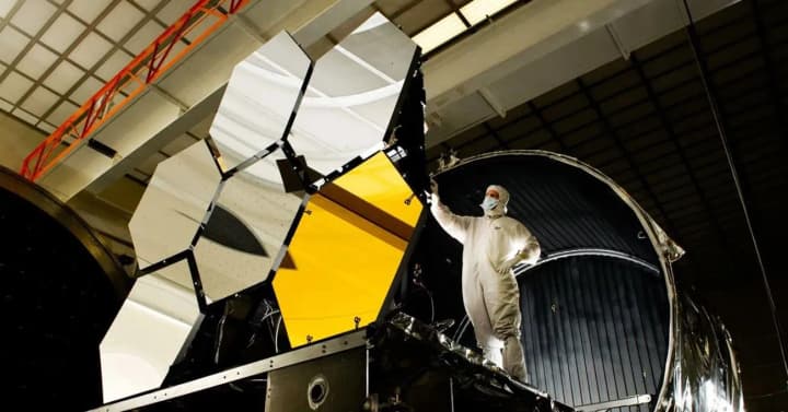 Телескоп Вебба вперше зафіксував зірку, яка "ковтає" планету: несподіваний фінал