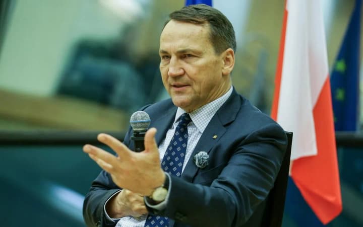 Венгрия блокирует помощь Украине и переговоры о ее вступлении в ЕС - Сикорский