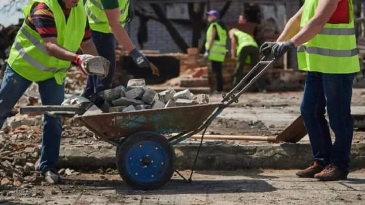 Понад 44 тис. безробітних отримали направлення на роботу за програмою "Армія відновлення": названо регіони-лідери