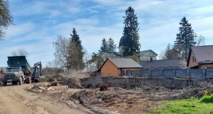 Знищення об'єктів культурної спадщини: на Рівненщині розслідують будівельні роботи в історичній частині Острога