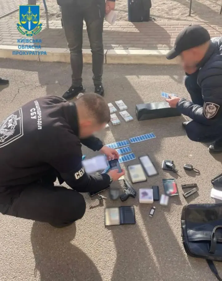 На Київщині податківець вимагав понад 700 тисяч гривень хабаря за безперешкодну діяльність