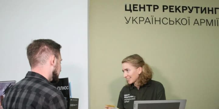 Центри рекрутингу зможуть самостійно перевозити добровольців із-за кордону: Кабмін ухвалив постанову