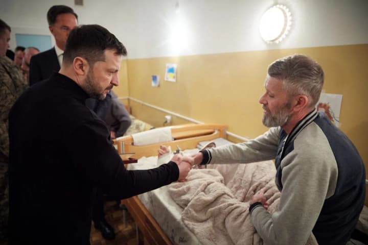 В Одесі Зеленський і Рютте поспілкувалися з пораненими бійцями в шпиталі