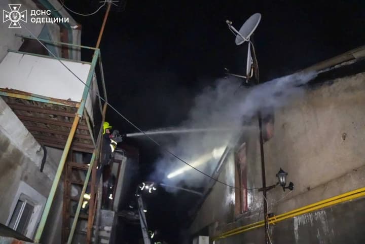 Нічна атака по Одесі: троє постраждалих, пожежі у житлових будинках