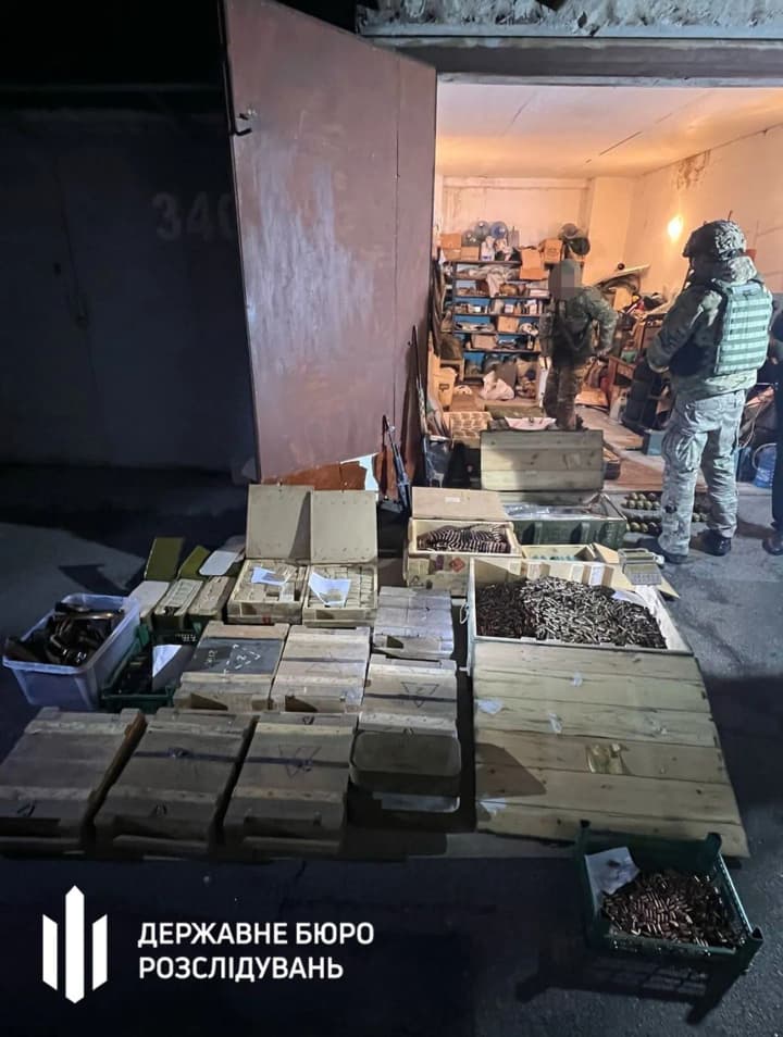 Тисячі патронів, гранатомети, снайперські гвинтівки: у Києві ДБР виявило вражаючий склад боєприпасів