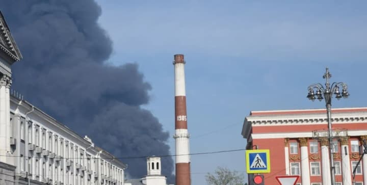 У курську палає підшипниковий завод: стовп диму видно з усього міста