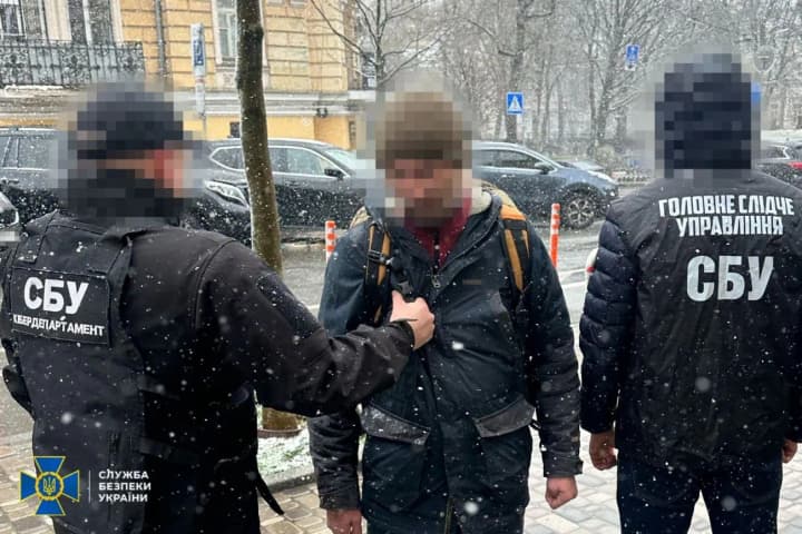 Preparing terrorist attacks near defense departments in the center of Kyiv: a sound engineer with Russian citizenship has been detained

The Security Service of Ukraine (SBU) has detained a Russian citizen who, under the guise of a sound engineer, was preparing terrorist attacks in Kyiv.

According to the investigation, the attacker was collecting information about the security of critical infrastructure facilities and defense departments in the central part of the capital.

To gather intelligence, he pretended to be a sound engineer and installed listening devices near the facilities he was interested in.

The SBU found components for making explosives, as well as grenades, mines, and firearms, at the suspect's place of residence.

The detainee has been informed of suspicion under Part 1 of Art. 14, Part 2 of Art. 258 (preparation for a terrorist act) of the Criminal Code of Ukraine. He faces up to 12 years in prison.
