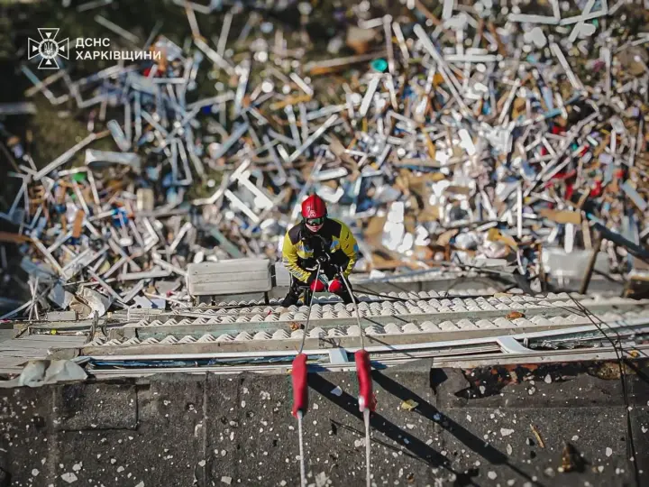 Треба бути відвертою сволотою, щоб завдавати таких ударів у Страсну пʼятницю: Зеленський про атаку на Харків