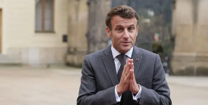 Macron invites researchers from around the world to France and announces financial support