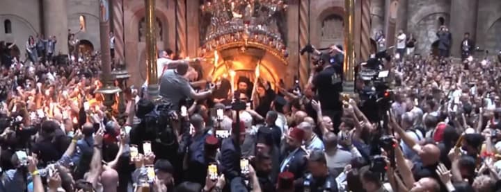 В Иерусалиме сошел Благодатный огонь