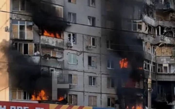 Evening Russian attack on Kherson: 7 apartments destroyed by fire in a high-rise building