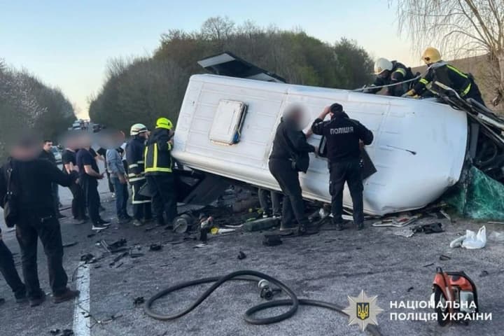 Троє загиблих, багато поранених: на Вінниччині автобус зіткнувся з легковиком 
