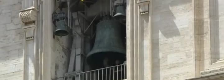 Дзвони базиліки Святого Петра у Ватикані сповістили про смерть Папи Франциска: на площі збираються скорботні віряни