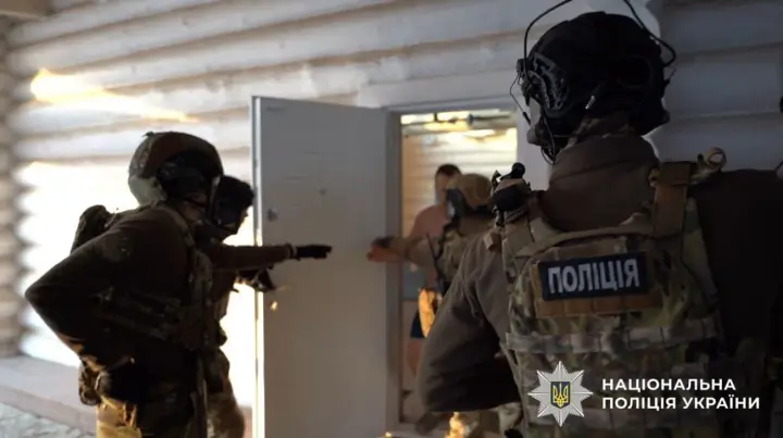 Злочинна група ошукала латвійців на 6 млн грн через фейкові криптовалютні інвестиції - організаторів затримано