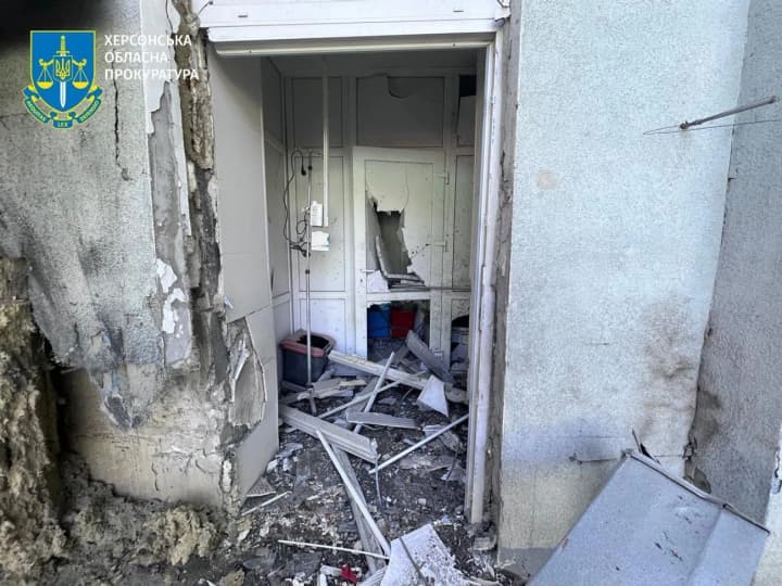 У Херсоні на території лікарні росіяни атакували дроном ритуальну процесію, уже 6 поранених - МВА