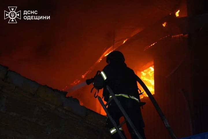 В Одессе ликвидировали пожары после обстрелов: есть пострадавшие