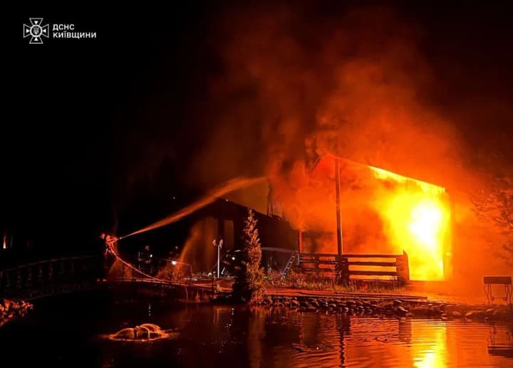 На Київщині уламки збитого БпЛА спричинили пожежу в готельно-ресторанному комплексі: займання ліквідовано