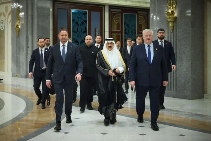 Делегація України прибула в Лондон: Єрмак обіцяє "попри все" працювати заради миру, у фокусі - способи досягнення припинення вогню