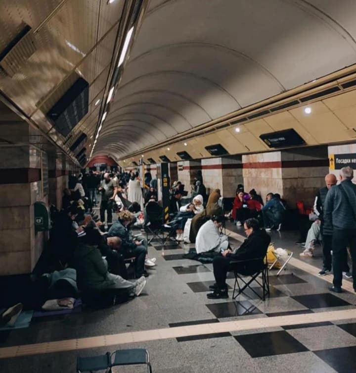 Более 16 тысяч человек прятались в метро Киева во время атаки рф, станция "Лукьяновская" в очередной раз пострадала