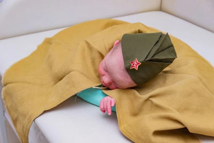 In Kemerovo, infants are dressed in soldiers' uniforms for May 9: photos
