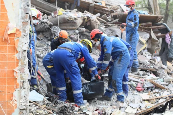 Тіло ще однієї людини дістали з-під завалів у Києві: кількість жертв зросла до 10