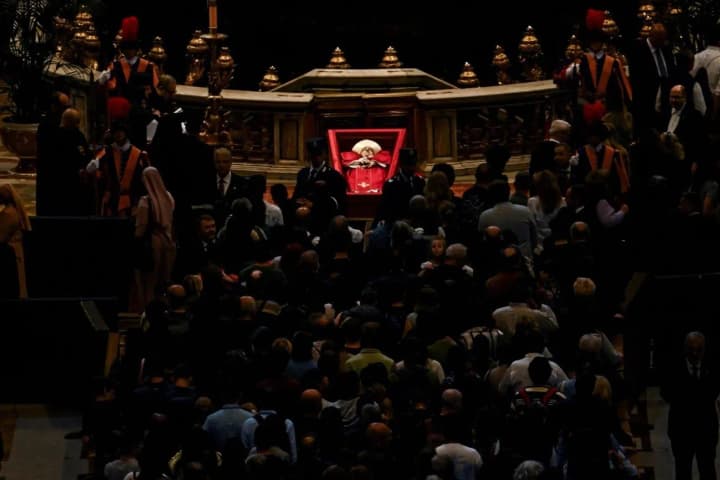 У Ватикані завершилася церемонія прощання з Папою Франциском: труну з тілом понтифіка закрили 