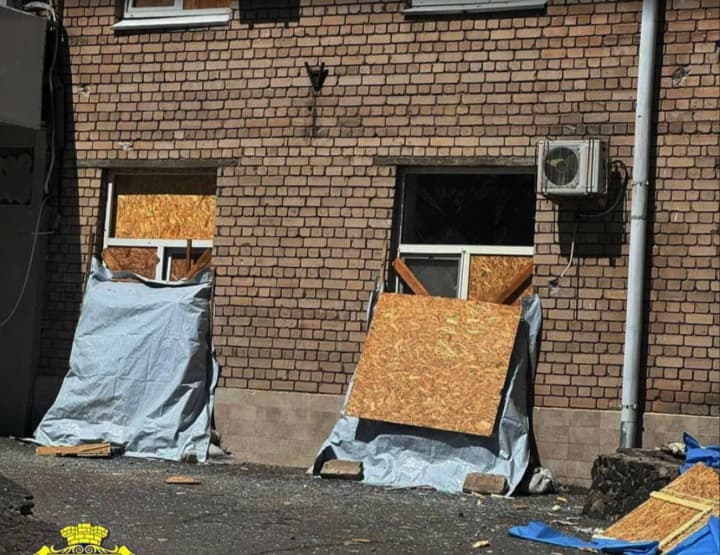 Окупанти завдали авіаційного удару по Херсону: постраждали четверо людей, пошкоджено будівлі