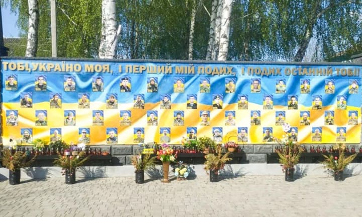 Викрав квіти, щоб помиритися з дівчиною: на Рівненщині юнак спаплюжив меморіал загиблим захисникам України