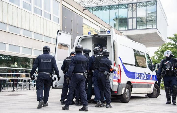 По всей Франции масштабная операция: полиция арестовала десятки подозреваемых в причастности к нападениям на тюрьмы