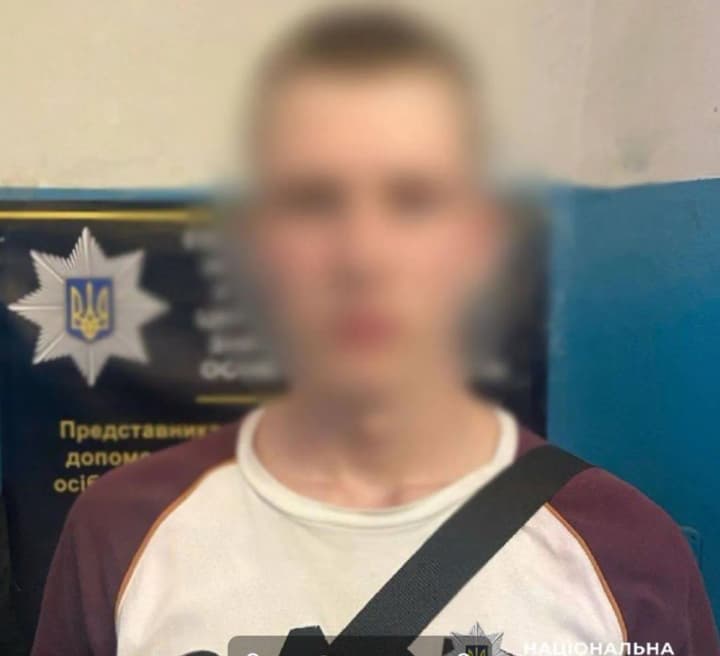 У метро Києва підлітки вирішили проїхатися між вагонами: "зачеперів" затримали і притягнули до відповідальності