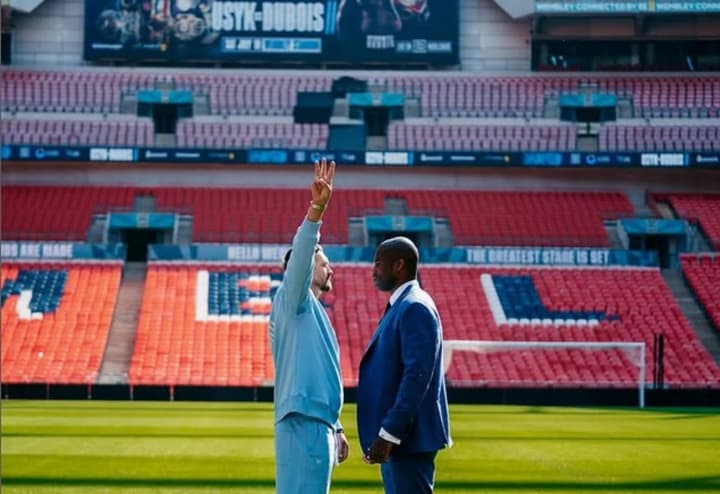 Дюбуа толкнул Усика во время битвы взглядов: реакция украинца удивила