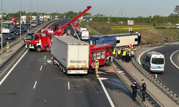 У Варшаві перекинувся автобус з українцями та білорусами, є постраждалі
