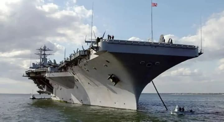 Истребитель ВМС США упал в Красное море после маневра авианосца для избежания атаки хуситов - WP