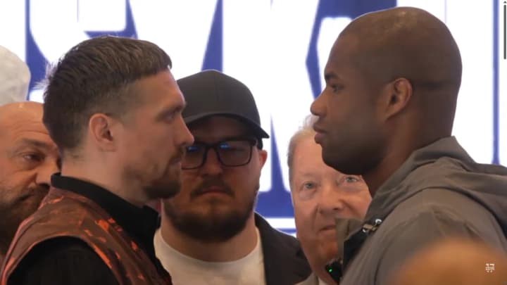 Усик и Дюбуа провели дуэль взглядов на пресс-конференции перед матчем-реваншем