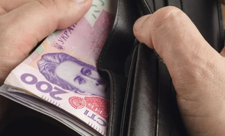 Тарифи, світлофори, добавки до пенсій та стипендій для курсантів: що зміниться для українців з 1 травня 