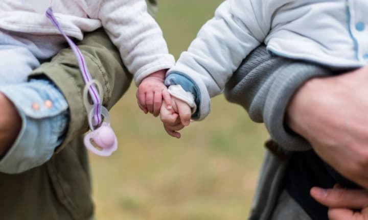 Уряд Іспанії заборонив своїм посольствам реєструвати дітей, народжених за допомогою сурогатного материнства