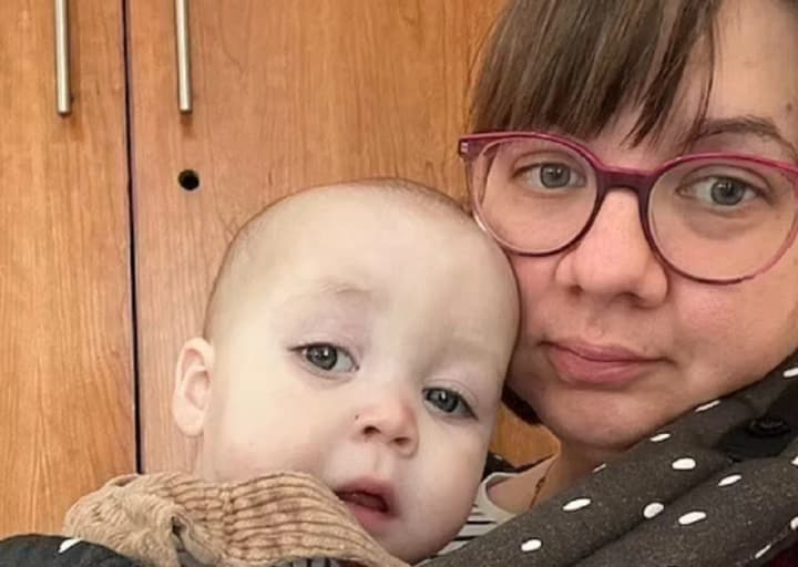 Скандал з авіперевізником у Британії: матір з немовлям ледь не зняли з рейсу через заборону брати пляшку із грудним молоком на борт