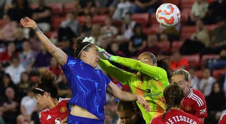 Трансгендерным женщинам запретили играть в футбол в женских командах Англии и Шотландии