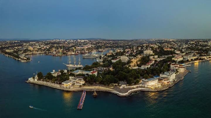 Крым под массированной атакой дронов: взрывы в Севастополе и Симферополе