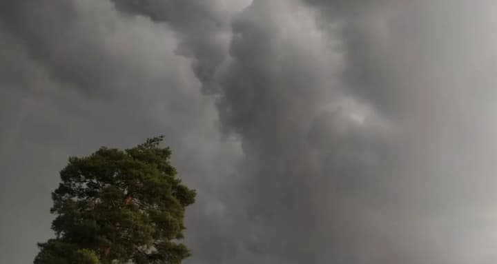 Ветер, грозы, ночные заморозки и настоящая жара днем: в эти выходные ожидается настоящий метеококтейль