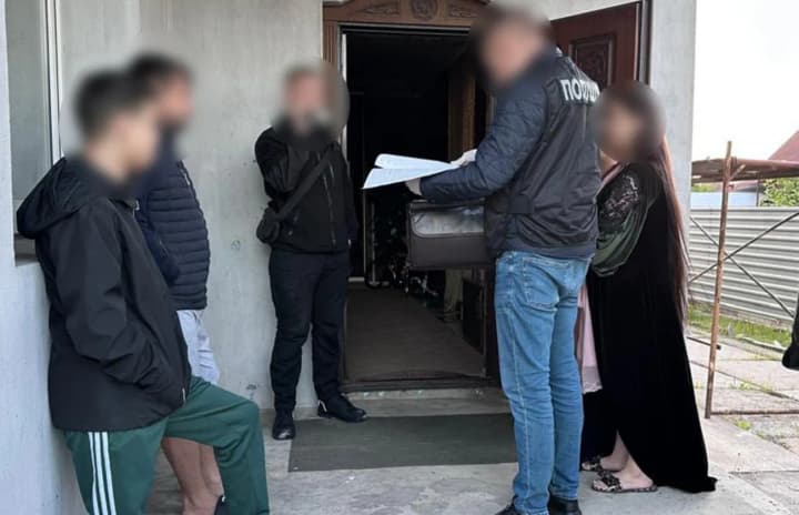 They made over 1 million hryvnias per month from methadone: a drug gang was liquidated in Cherkasy region

In the Cherkasy region, the Security Service of Ukraine (SBU) neutralized a criminal group that was selling methadone on a large scale. The monthly "income" of the criminals was over one million hryvnias.

This was reported by the SBU press service.

According to the investigation, the criminal business was organized by several residents of Uman. They set up a drug distribution network in the city and the surrounding area.

The dealers were selling methadone "from hand to hand" during personal meetings, as well as through a network of dealers. Law enforcement officers documented more than 20 episodes of the criminals selling drugs.

During searches at the residences of the perpetrators and in their cars, law enforcement officers found:

* packaged methadone;
* cash obtained from the sale of drugs;
* mobile phones with evidence of illegal activity.

Based on the collected evidence, the organizers and members of the criminal group were served notices of suspicion under Part 3 of Art. 307 (illegal production, manufacture, acquisition, storage, transportation, shipment or sale of narcotic drugs, psychotropic substances or their analogues) of the Criminal Code of Ukraine.

The perpetrators face up to 12 years in prison with confiscation of property.

The operation to expose and neutralize the criminals was carried out by officers of the SBU in the Cherkasy region together with the National Police under the procedural supervision of the regional prosecutor's office.
