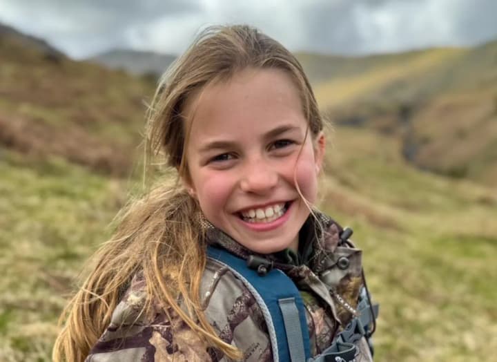 Кенсингтонский дворец поделился новым портретом принцессы Шарлотты к ее 10-летию