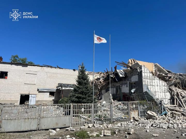 россияне нанесли прямой удар КАБом по пожарной части в Купянске: показали последствия