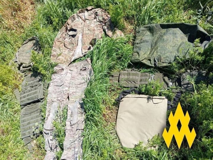 В Херсонской области 12 солдат рф сбежали с позиций, переодевшись в гражданское - "АТЕШ"