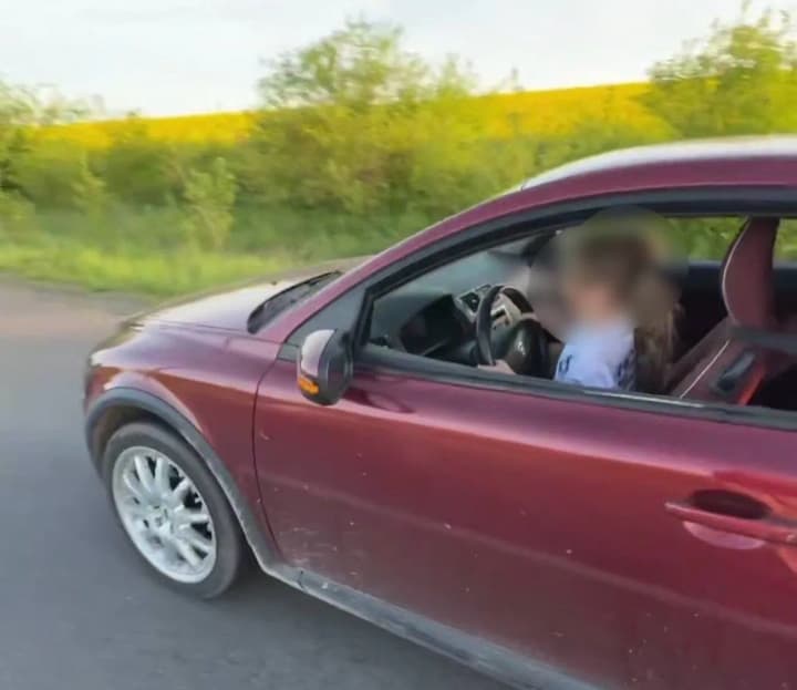 In Lviv region, a man allowed his young daughter to drive a car, and he filmed everything on video