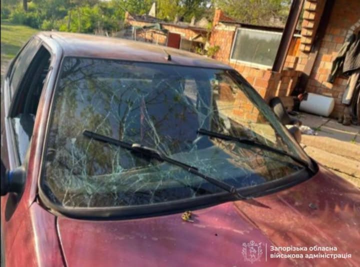 росіяни fpv-дроном атакували проїжджу частину селища у Запорізькій області: пошкоджено авто