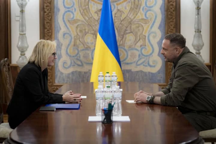 Єрмак провів першу зустріч з тимчасовою повіреною у справах США Джулі Девіс: деталі