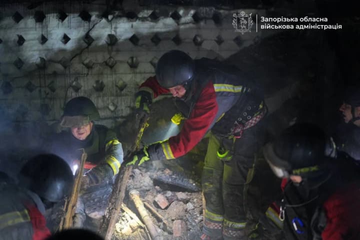 В Запорожье спасатели вытащили мужчину из-под завалов после атаки рф