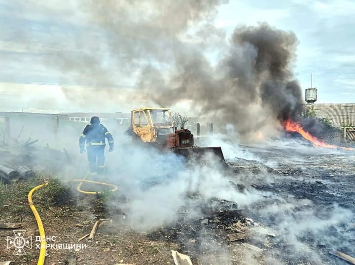 На Харківщині внаслідок російського удару по двох селах горіли будівлі, поранено підлітка