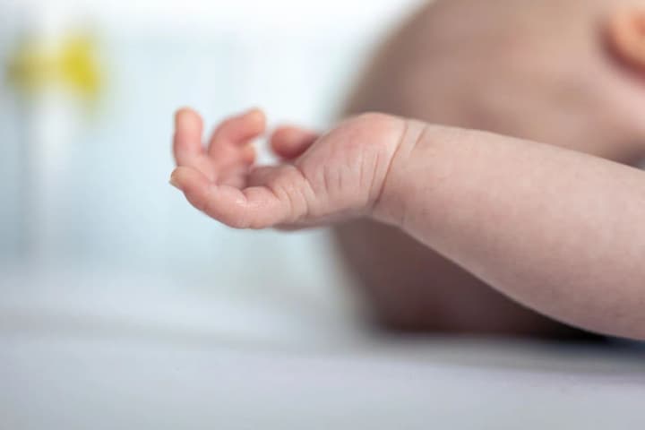 В Киевской области родители пойдут под суд за брошенного в сумке младенца на улице